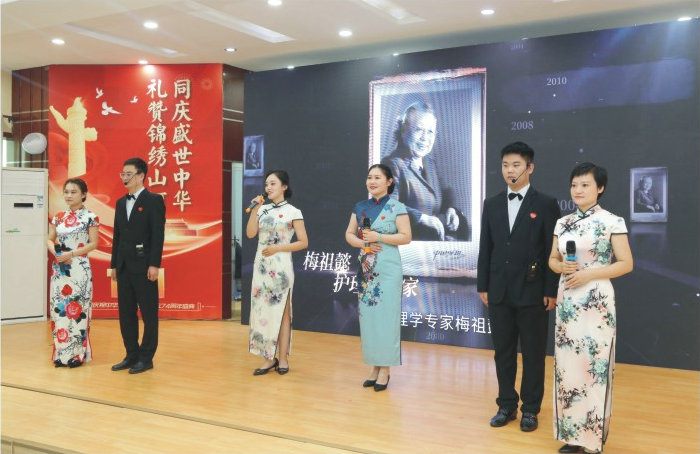 利用重大纪念活动和重要传统节庆，深入开展弘扬传统文化和红色文化宣传教育，开展形式多样、健康有益的文体活动，丰富职工精神文化生活